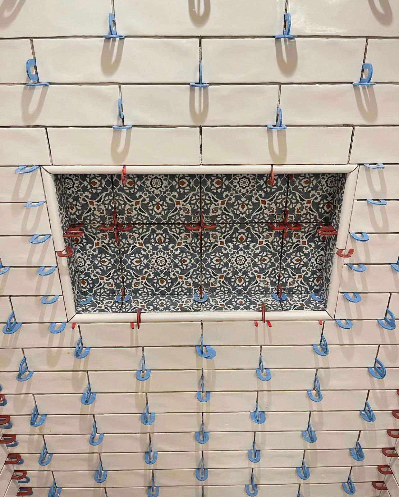 Bathroom tile with decorative niche